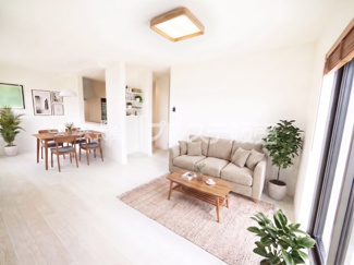 【居間・リビング】 | 現地写真（２号地リビング）ＬＤＫは広々19.5帖！南側の広いお庭に面しています♪