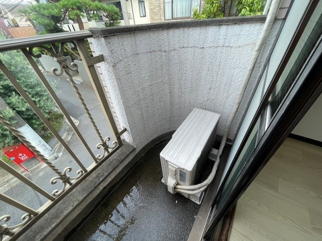 暖かな日差しのふりそそぐバルコニー