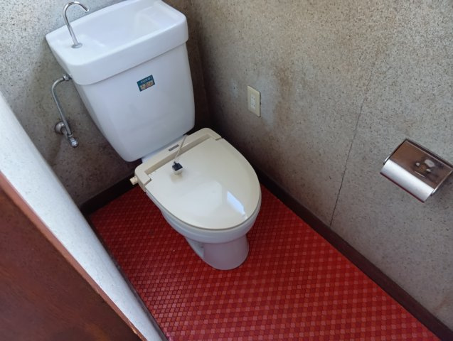 売中古戸建　富士市厚原のトイレ|コンパクトな設計で空間を広く感じさせるデザインになっています。