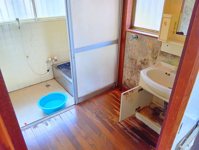 売中古戸建　富士市厚原の独立洗面台|独立洗面台があるので収納スペースも多くあります。窓があるので明るい室内です。