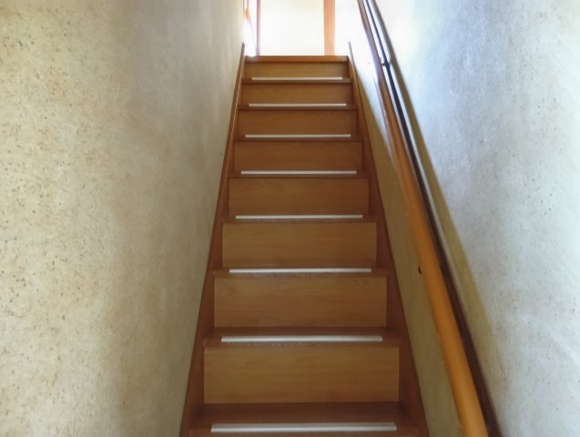 売中古戸建　富士市厚原の内装|ストレート階段なのでシンプルな見た目です。手摺が付いており安全です。