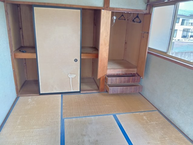 売中古戸建　富士市厚原の和室|押入れがあるので布団をしまっておく事も出来ます。窓が多く心地の良い空間となっています。