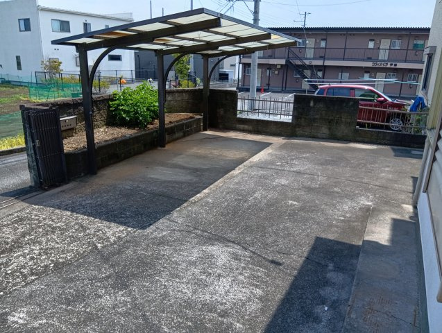 売中古戸建　富士市厚原の駐車場|駐車場は一部カーポートになっています。大切なお車を雨風・紫外線から守れます。
