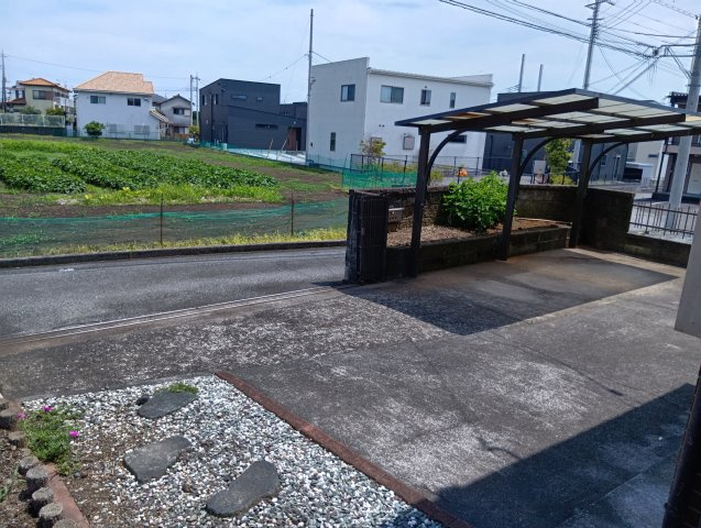 売中古戸建　富士市厚原の駐車場|お車は並列で3台駐車可能です。ご家族のお車もゆとりをもって駐車可能です。
