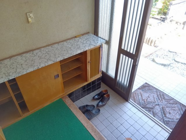 売中古戸建　富士市厚原の玄関|玄関は引き戸なので荷物の出し入れが楽です。風の入れ替えも出来て便利です。