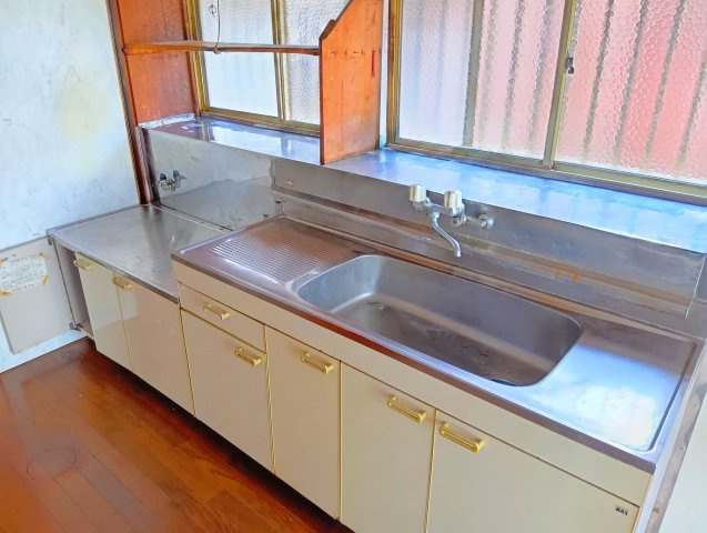 売中古戸建　富士市厚原のキッチン|キッチンには窓があり明るく開放的です。壁付けキッチンなので集中してお料理出来ますね。