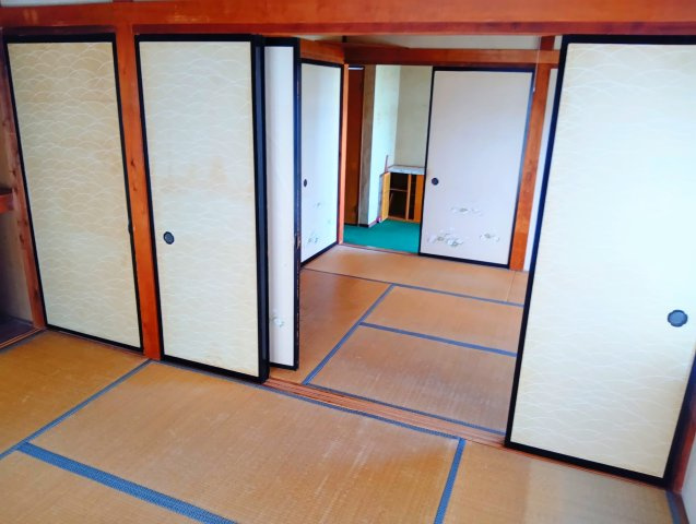 売中古戸建　富士市厚原の居間・リビング|開け閉めで空間を自由に仕切り広さを調整できる柔軟な設計になっています。