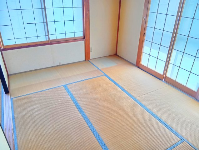 売中古戸建　富士市厚原の和室|二面採光なので日差しがたっぷり入ります。また風通しが良く解放感もあります。