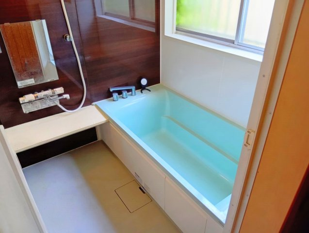 売中古戸建　富士市神谷の浴室|リフォームされて綺麗なお風呂です。備え付けの台があるのでシャンプーを置いたり出来て便利です。