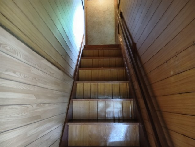 売中古戸建　富士市神谷の内装|ストレート階段なのでシンプルな見た目です。手摺が付いており安全です。