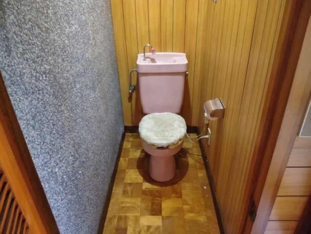 売中古戸建　富士市神谷のトイレ|トイレが各階にあります。忙しい朝や、ファミリー世帯は助かりますね。