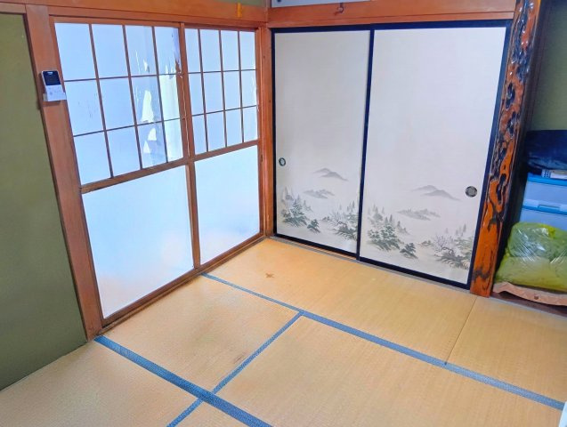 売中古戸建　富士市神谷の和室|明るい空間でのびのびと生活できます。押入れがあるので布団をしまっておく事も出来ます。