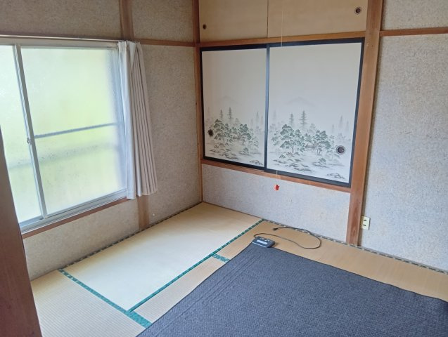 売中古戸建　富士市神谷の和室|窓が多く心地の良い空間となっています。収納スペースがしっかり確保されており、部屋を広々と使えます。
