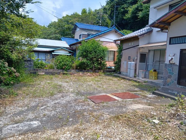 売中古戸建　富士市神谷の駐車場|駐車スペースは5台駐車可能です。ご家族のお車もゆとりをもって駐車可能です。