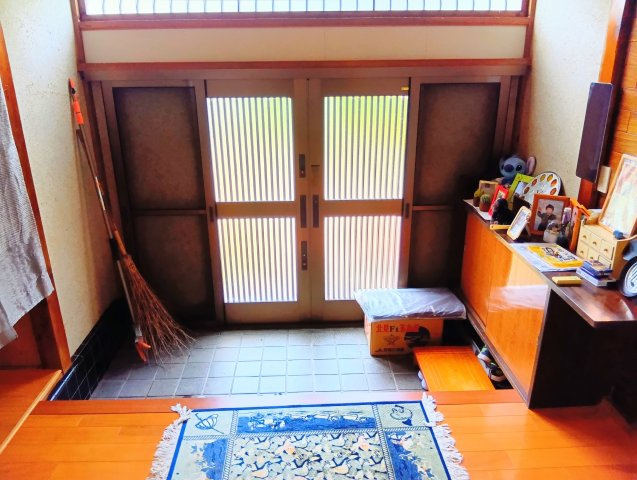 売中古戸建　富士市神谷の玄関|備え付けのシューズボックスがあるので収納がたっぷりあります。靴をしまって玄関をすっきりと使えます。