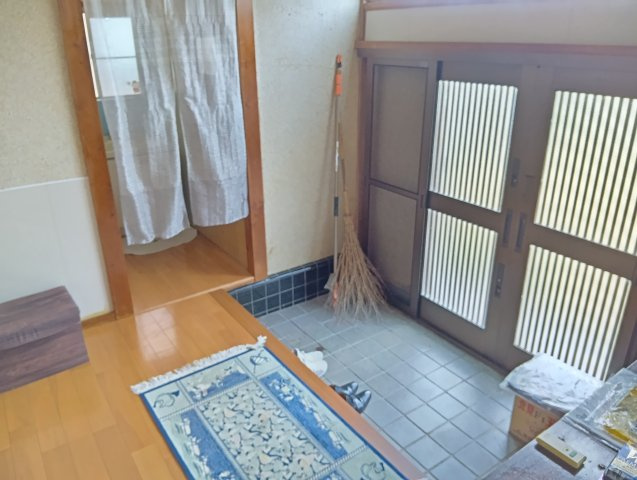 売中古戸建　富士市神谷の玄関|玄関は引き戸なので荷物の出し入れが楽です。風の入れ替えも出来て便利です。