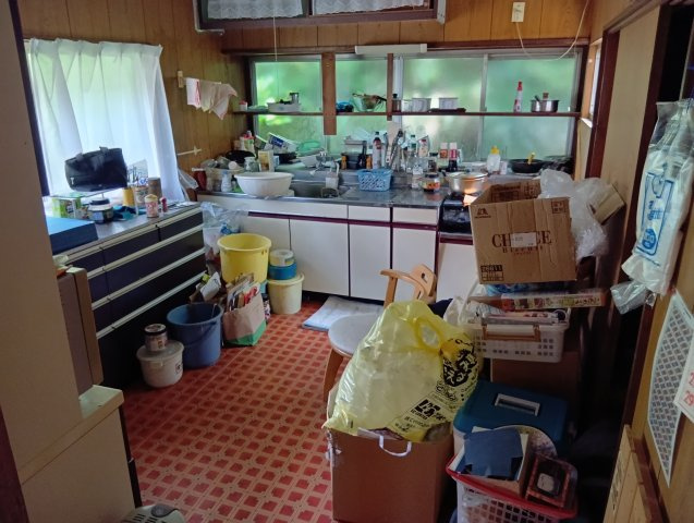 売中古戸建　富士市神谷のキッチン|キッチンには窓があり明るく開放的です。壁付けキッチンなので集中してお料理出来ますね。