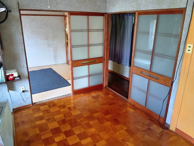 売中古戸建　富士市神谷の居間・リビング|窓も多く明るいので家族団欒の楽しい時間が過ごせそうですね。