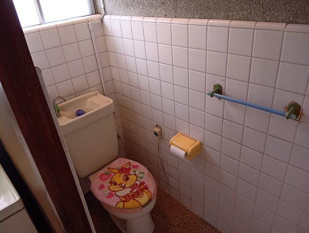 売中古戸建　富士市神谷のトイレ|トイレには窓があり明るい室内です。コンパクトな設計で空間を広く感じさせるデザインになっています。