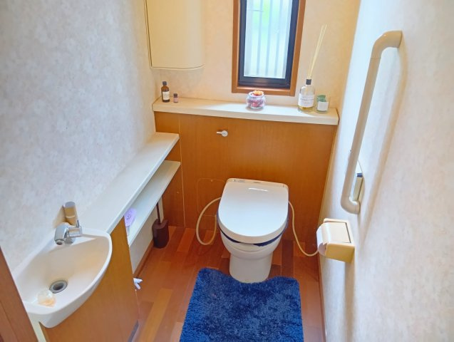 売中古戸建　富士市大淵のトイレ|トイレには窓があり明るい室内です。手洗い場も併設しているので衛生的です。