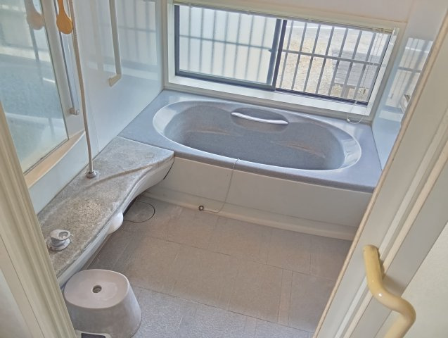 売中古戸建　富士市大淵の浴室|浴室全体が広く設計され心身ともに癒やされる空間が広がります。窓があるので明るい室内です。
