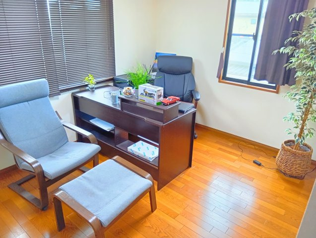 売中古戸建　富士市大淵の洋室|寝室や仕事部屋など使い勝手の良い広さの洋室です。静かに過ごせる落ち着いたお部屋です。
