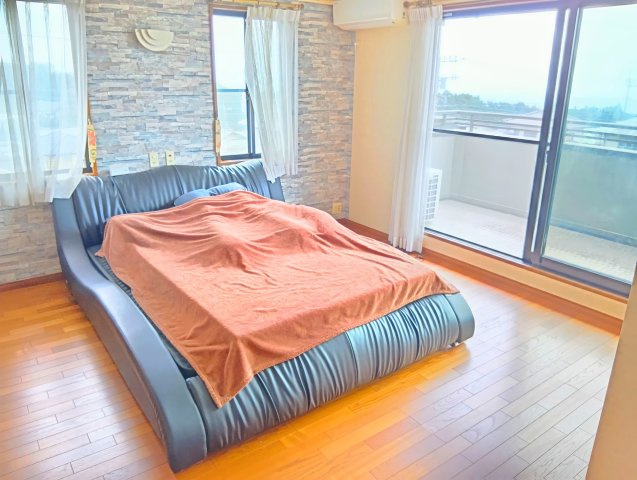 売中古戸建　富士市大淵の洋室|好きなカーテンを選んで自分だけの空間作りが楽しめます。書斎や子ども部屋など多用途に対応可能です。
