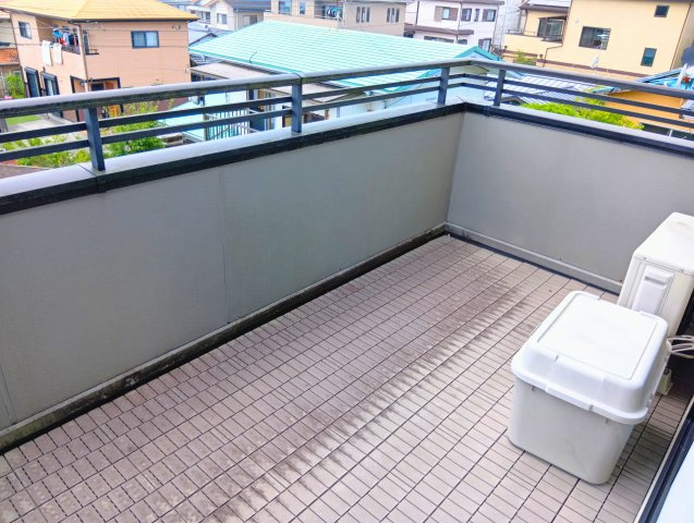 売中古戸建　富士市大淵のバルコニー|南向きのバルコニーがあるので陽当たりが良好です。お洗濯物もよく乾きそうですね。