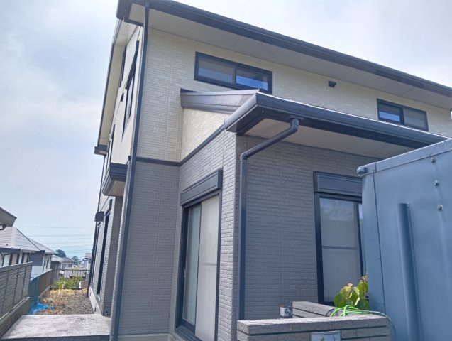 売中古戸建　富士市大淵の外観|窓には自動シャッターが付いています。防犯面・プライバシーに配慮されています。