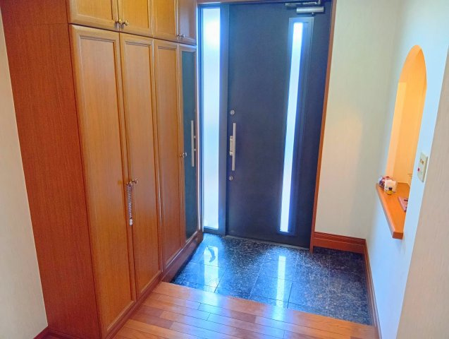 売中古戸建　富士市大淵の玄関|備え付けのシューズボックスがあるので収納がたっぷりあります。ニッチがあるのも嬉しいですね。
