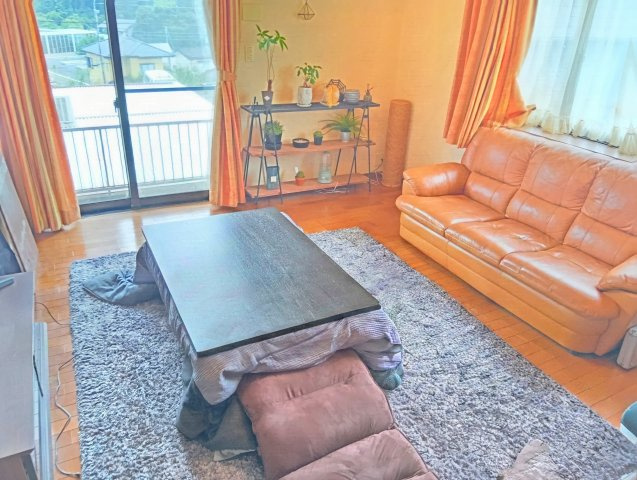 売中古戸建　富士市大淵の居間・リビング|二面採光なので日差しがたっぷり入ります。また風通しが良く解放感もあります。