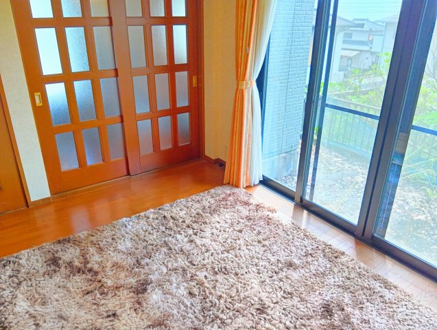 売中古戸建　富士市大淵の居間・リビング|大きい窓があるので明るい空間でのびのびと生活できます。家族が自然に集まるような広さのリビングです。