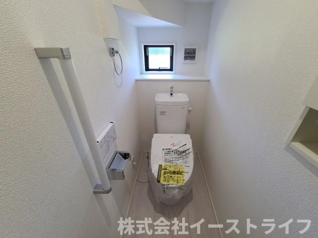 【新築戸建】　いわき市小名浜大原13期　【長期優良住宅】のトイレ|同社施工写真　シンプルながらも落ち着くデザインです。洗浄機付き温水便座で機能性もばっちりです