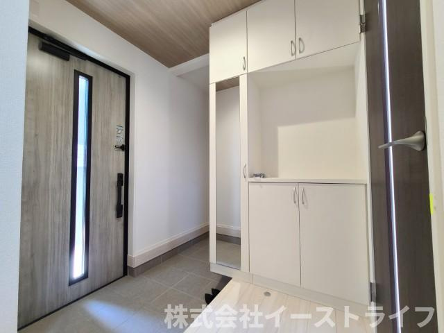 【新築戸建】　いわき市小名浜大原13期　【長期優良住宅】の玄関|同社施工写真　玄関はお家の顔です！シューズクローゼットが完備されているので、玄関をスッキリ見せることが出来ます。