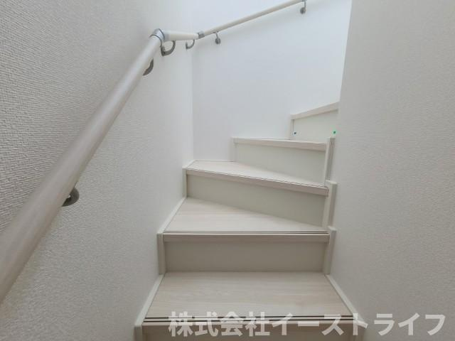 【新築戸建】　いわき市小名浜大原13期　【長期優良住宅】の内装|同社施工写真　階段には手すりが付いていて安心です。
