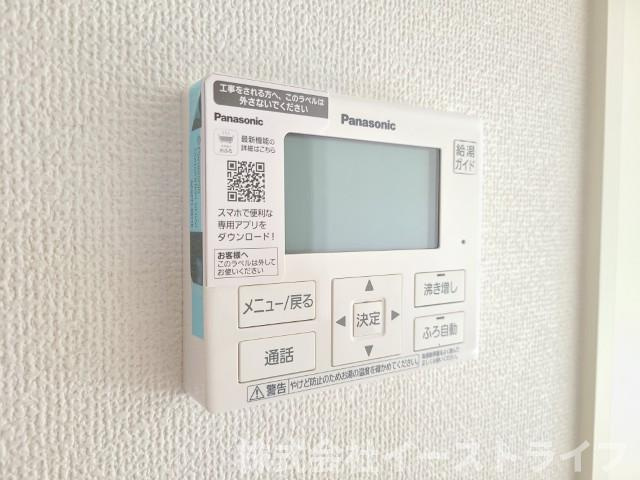【新築戸建】　いわき市小名浜大原13期　【長期優良住宅】の発電・温水設備|同社施工写真　リビング内給湯器リモコン