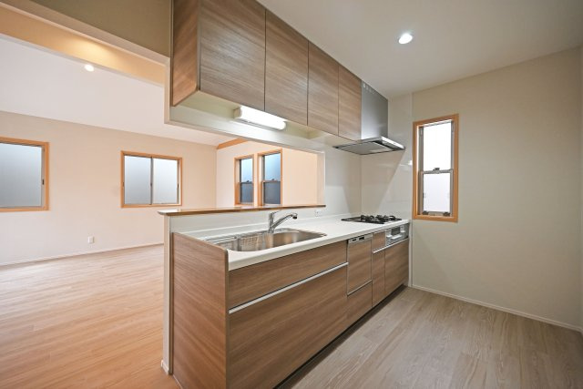 尼崎市稲葉荘4丁目中古戸建│3SLDK+駐車1台可のキッチン|LDKとのつながりもあり、ご家族と会話をしながら家事をこなせるのもポイントです。
料理中もリビングの様子が見やすく、お子様が遊んでいる様子を確認しながら家事ができます。