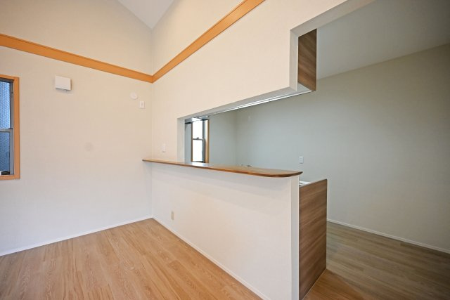 尼崎市稲葉荘4丁目中古戸建│3SLDK+駐車1台可のキッチン|木目調のカウンターを備えた対面式キッチン。リビング側とのつながりがあり、家族と会話をしながら料理を楽しめます。