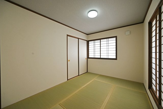 尼崎市稲葉荘4丁目中古戸建│3SLDK+駐車1台可の和室|-2階和室6.1帖-
畳の落ち着いた雰囲気が魅力の2階和室。客間としてはもちろん、くつろぎのスペースとしても使いやすい一室です。