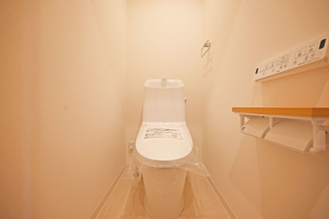 尼崎市稲葉荘4丁目中古戸建│3SLDK+駐車1台可のトイレ|トイレは1階・2階の2ヶ所に設置。朝の身支度が重なる時間帯にも使いやすく、ご家族で暮らしやすい間取りです。