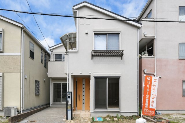 尼崎市稲葉荘4丁目中古戸建│3SLDK+駐車1台可の外観|JR「立花」駅徒歩18分の立地。2026年6月外壁・屋根も塗装済みで、外まわりまできれいに整えられています。室内のリフォームと合わせて、気持ちよく新生活を始められます。
