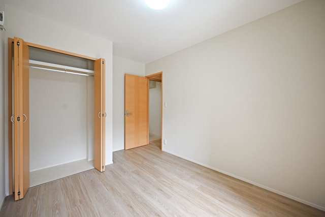 尼崎市稲葉荘4丁目中古戸建│3SLDK+駐車1台可の収納|-1階洋室6.1帖-
クローゼット付きで、衣類や学用品などもしっかり収納できます。