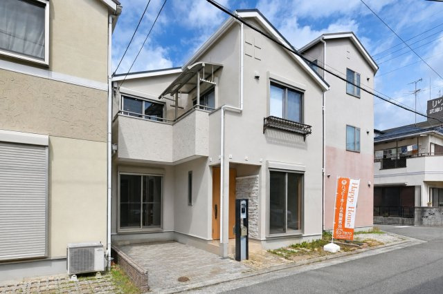 尼崎市稲葉荘4丁目中古戸建│3SLDK+駐車1台可の外観|落ち着いた色合いでまとめられた外観。きれいに整えられた住まいで、玄関まわりには駐車スペースも確保されています。即日ご案内可能です。皆様からのご連絡を心よりお待ちしております。