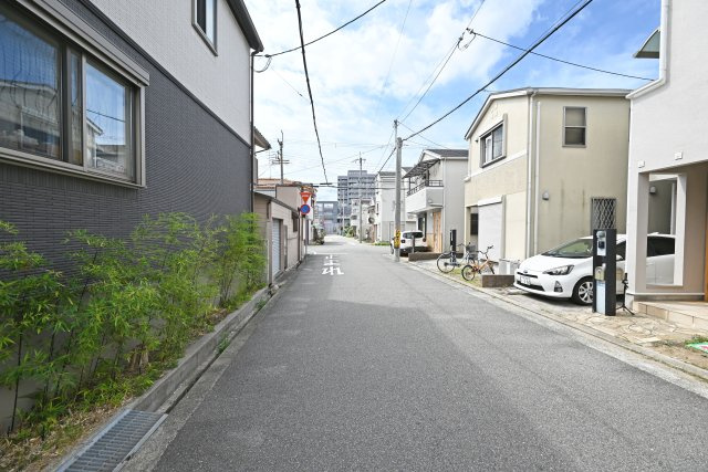 尼崎市稲葉荘4丁目中古戸建│3SLDK+駐車1台可の前面道路含む現地写真|前面道路は東側6.0ｍです。