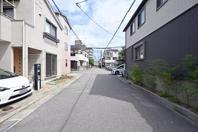 尼崎市稲葉荘4丁目中古戸建│3SLDK+駐車1台可の前面道路含む現地写真|前面道路は東側6.0ｍです。