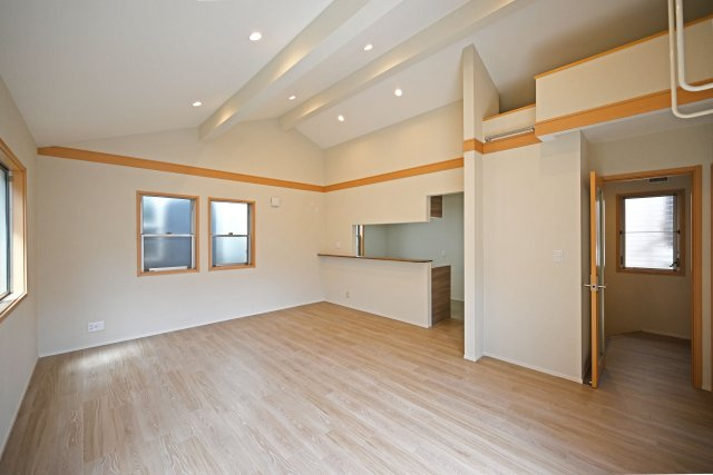 尼崎市稲葉荘4丁目中古戸建│3SLDK+駐車1台可の居間・リビング|高い天井が目を引くLDK。空間にゆとりがあり、のびのび過ごせますね。
明るくて広いリビングで一家団欒の時間をお過ごしください。