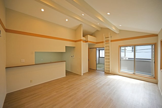 尼崎市稲葉荘4丁目中古戸建│3SLDK+駐車1台可の居間・リビング|LDK上部には2.6帖のロフトを設置。収納や趣味のスペースとして活用できます。
日光が遮られることなく、全体を照らすため一日中明るい空間を保ちます。
