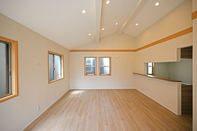 尼崎市稲葉荘4丁目中古戸建│3SLDK+駐車1台可のキッチン|広さ約18.9帖のリビングダイニングキッチンは、3面採光につき自然光がたっぷりと降り注ぐ居心地の良い空間。