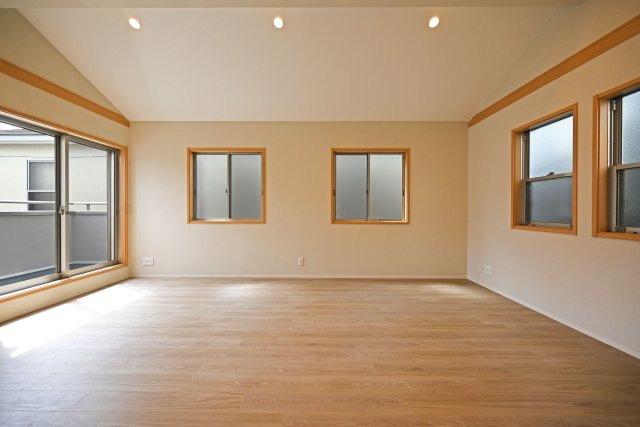 尼崎市稲葉荘4丁目中古戸建│3SLDK+駐車1台可の居間・リビング|家族の食事や団らんのほか、子どもを遊ばせたり、友人を招いたりするLDKは住まいの中心です。長時間過ごす場所だからこそ、ほっと落ち着く安心感のある場所にしたいですね♪
