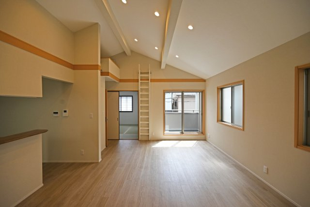 尼崎市稲葉荘4丁目中古戸建│3SLDK+駐車1台可の居間・リビング|2階リビングは外からの視線が届きにくく、プライバシー性の高い快適な空間をつくることができます。この場所を通じて家族の楽しい会話が聞こえてきそうなリビングですね♪
